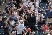 Dad makes incredible catch while daughter covers his eyes at Yankees game