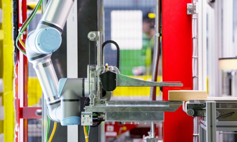 Amazon debuts a warehouse robot with a sense of ‘touch’ Amazon debuts a warehouse robot with a sense of ‘touch’